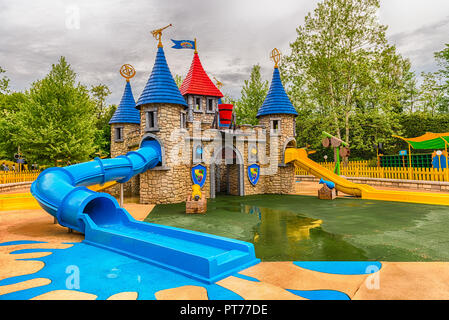 CASTELNUOVO DEL GARDA, Italia - 1 maggio: area giochi dentro il parco divertimenti di Gardaland, vicino al Lago di Garda, Italia, Maggio 1, 2018. Il parco attira circa 3 Foto Stock