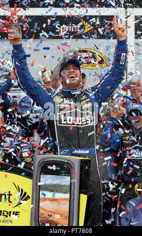 Jimmie Johnson festeggia conquistando la NASCAR Sprint Cup Series Daytona 500, al Daytona International Speedway di Daytona, Florida il 24 febbraio 2013. Foto Stock