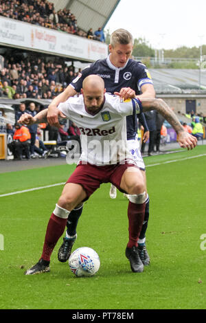 Londra, Regno Unito. Il 6 ottobre 2018. Alan Hutton di Aston Villa tiene fuori Steve Morison di Millwall durante il cielo EFL scommessa match del campionato tra Millwall e Aston Villa al Den, Londra, Inghilterra il 6 ottobre 2018. Foto di Ken scintille. Solo uso editoriale, è richiesta una licenza per uso commerciale. Nessun uso in scommesse, giochi o un singolo giocatore/club/league pubblicazioni. Credit: UK Sports Pics Ltd/Alamy Live News Foto Stock