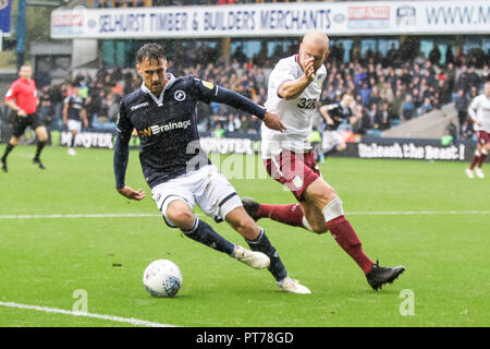 Londra, Regno Unito. Il 6 ottobre 2018. Lee Gregorio di Millwall batte Alan Hutton di Aston Villa per la sfera durante il cielo EFL scommessa match del campionato tra Millwall e Aston Villa al Den, Londra, Inghilterra il 6 ottobre 2018. Foto di Ken scintille. Solo uso editoriale, è richiesta una licenza per uso commerciale. Nessun uso in scommesse, giochi o un singolo giocatore/club/league pubblicazioni. Credit: UK Sports Pics Ltd/Alamy Live News Foto Stock