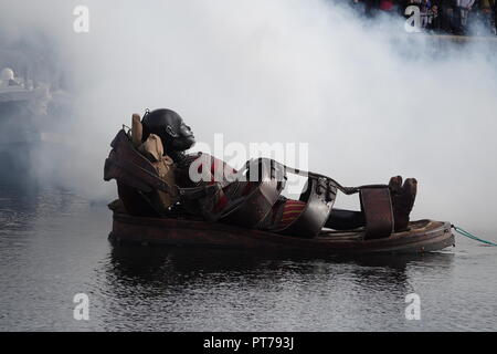 Liverpool, Regno Unito. Il 7 ottobre 2018. Il giorno 3 della Royal De Luxe spettacolare gigante, il ragazzino foglie giganti Liverpool su un sandalo flottante in Salthouse Dock. Credito: Ken Biggs/Alamy Live News. Foto Stock