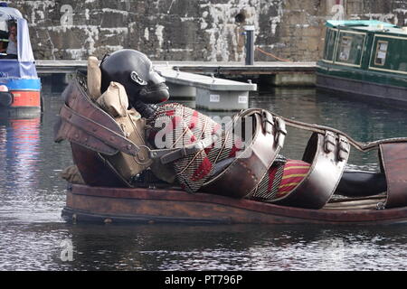 Liverpool, Regno Unito. Il 7 ottobre 2018. Il giorno 3 della Royal De Luxe spettacolare gigante, il ragazzino foglie giganti Liverpool su un sandalo flottante in Salthouse Dock. Credito: Ken Biggs/Alamy Live News. Foto Stock