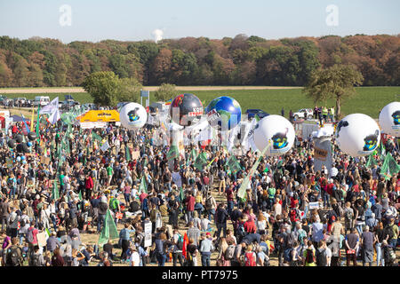 Hambacher, Germania. Il 6 ottobre 2018. Il Sabato (06.10.18) 50.000 persone hanno protestato con striscioni, poster e palloncini a Hambacher Forst vicino a Colonia per di più la protezione del clima e contro l'estrazione della lignite. Credito: Guido Schiefer/Alamy Live News Foto Stock