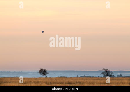 Sheffield, Regno Unito, 7 Ott 2018. Alba sopra il wild Big Moro sulla periferia di Sheffield, guardando più come le pianure dell Africa che il Peak District. Credito: Kathryn Cooper/Alamy Live News Foto Stock