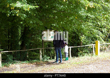 Keston stagni, Regno Unito, 7 ottobre 2018,soleggiata giornata autunnale in Keston stagni. Le famiglie potranno usufruire di una passeggiata intorno gli stagni anche un uomo era la pesca in uno degli stagni. Questa acqua naturale è alimentato da una molla ripetutamente contiene Carp a oltre 30lb. Credito: Keith Larby/Alamy Live News Foto Stock