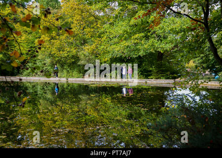 Keston stagni, Regno Unito, 7 ottobre 2018,soleggiata giornata autunnale in Keston stagni. Le famiglie potranno usufruire di una passeggiata intorno gli stagni anche un uomo era la pesca in uno degli stagni. Questa acqua naturale è alimentato da una molla ripetutamente contiene Carp a oltre 30lb. Credito: Keith Larby/Alamy Live News Foto Stock