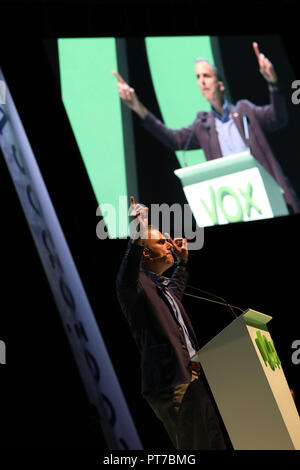 Madrid, Spagna. 7 Ott 2018. JAVIER Ortega, il segretario generale, che partecipano all'evento. L'estrema destra partito politico Vox ha affollato in questa Domenica la 'Palacio de Vistalegre' in un grande evento che ha partecipato, secondo gli organizzatori, 10.000 persone, e in cui hanno presentato il loro 100 misure urgenti per la Spagna il Ott 7, 2018 in Spagna a Madrid Credito: Jesús Hellin/Alamy Live News Foto Stock