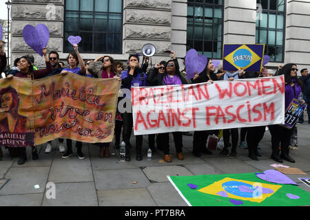 Londra, Regno Unito. 7 Ott 2018. La donna brasiliana agaimst fascismo contatore lontano-diritti al di fuori del Brasile ambasciata il popolo brasiliano in coda a votare per il Brasile elezione in Londra, Regno Unito. Il 7 ottobre 2018. Credito: Picture Capital/Alamy Live News Foto Stock