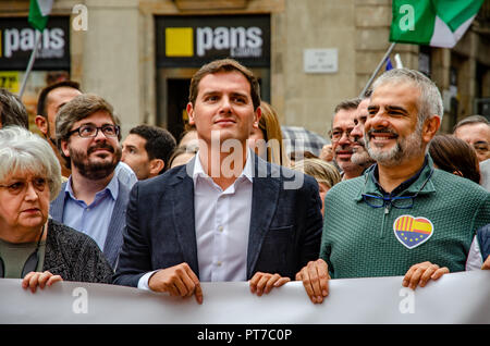 Barcellona, Spagna. 7 Ott 2018. Alberto Rivera è visto lungo con Carlos Carrizosa (R), entrambi Ciudadanos durante la dimostrazione. La piattaforma España Ciudadana, con la presenza del leader politico Alberto Rivera, e sotto lo slogan No alla violenza, sì alla costituzione, ha concentrato di centinaia di persone per denunciare la situazione preoccupante che la Catalogna sta attraversando. Credito: SOPA Immagini limitata/Alamy Live News Foto Stock