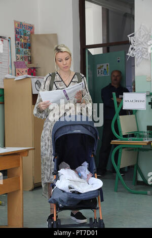 Sarajevo, Bosnia-Erzegovina (BiH). Il 7 ottobre, 2018. Un elettore guarda le schede in corrispondenza di una stazione di polling a Sarajevo, Bosnia ed Erzegovina (BiH), il 7 ottobre, 2018. La BiH tenuto elezioni politiche di domenica per eleggere i suoi organi tripartiti di presidenza dello stato e delle entità a livello di assembly. Credito: Haris Memija/Xinhua/Alamy Live News Foto Stock