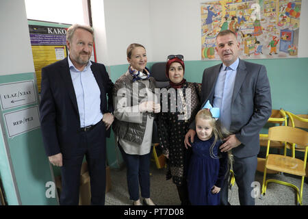 Sarajevo, BiH. Il 7 ottobre, 2018. Presidente della Presidenza della Bosnia ed Erzegovina (BiH) Bakir Izetbegovic (1L) ed elettori posano per una foto in corrispondenza di una stazione di polling a Sarajevo, BiH, il 7 ottobre, 2018. La BiH tenuto elezioni politiche di domenica per eleggere i suoi organi tripartiti di presidenza dello stato e delle entità a livello di assembly. Credito: Haris Memija/Xinhua/Alamy Live News Foto Stock