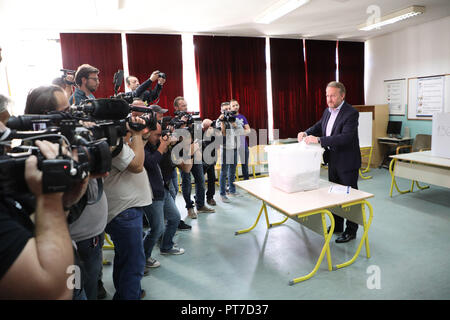 Sarajevo, BiH. Il 7 ottobre, 2018. Presidente della Presidenza della Bosnia ed Erzegovina (BiH) Bakir Izetbegovic (1R) getta il suo voto in corrispondenza di una stazione di polling a Sarajevo, BiH, il 7 ottobre, 2018. La BiH tenuto elezioni politiche di domenica per eleggere i suoi organi tripartiti di presidenza dello stato e delle entità a livello di assembly. Credito: Haris Memija/Xinhua/Alamy Live News Foto Stock