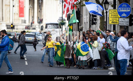 Londra, Regno Unito. Il 7 ottobre 2018. I sostenitori di estrema destra candidato Jair Bolsonaro dimostrano come i brasiliani in London coda per esprimere il loro voto presso l'Ambasciata del Brasile vicino a Trafalgar Square, per il brasiliano elezioni presidenziali. Lontano-candidato giusto Jair Bolsonaro è il front runner contro la sinistra candidato per il Partito dei Lavoratori di Fernando Haddad. Credito: Stephen Chung / Alamy Live News Foto Stock