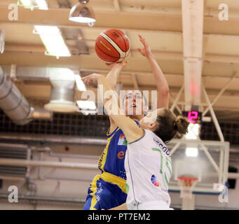 Bad aibling, Germania. 6 Ottobre, 2018. Da sinistra Taylor GLEASON (Braunschweig/US), Cyrielle RECOURA (Bad Aibling/F), .tedesco Womans Basketball League 2018/19, Oct 06, 2018 Firegirls Bad Aibling vs Eintracht Braunschweig, Firedome Bad Aibling, Credito: Wolfgang Fehrmann/ZUMA filo/Alamy Live News Foto Stock