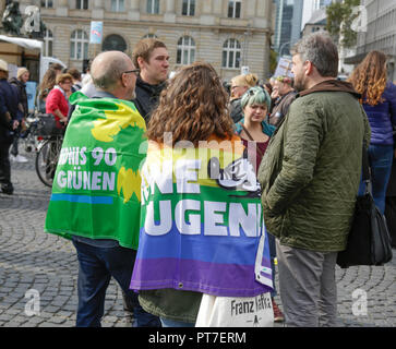 Francoforte, Germania. Il 7 ottobre 2018. Due membri del Partito Verde indossare una bandiera di partito sulle loro spalle. Circa 250 persone hanno seguito la chiamata di diverse organizzazioni ebraiche, per protestare a Francoforte contro la fondazione degli ebrei nel gruppo AfD, che vedono come una foglia di fico per l estrema destra AfD (alternativa per la Germania) partito. Credito: Michael Debets/Alamy Live News Foto Stock