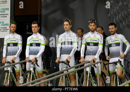 Chartres, Francia. 07 ott 2018. Team - Fortuneo Samsic all'inizio della Parigi - Tours 2018 cycle race. L'ultima importante manifestazione ciclistica dell'anno a Chartres, in Francia. Credito: Julian Elliott/Alamy Live News Foto Stock