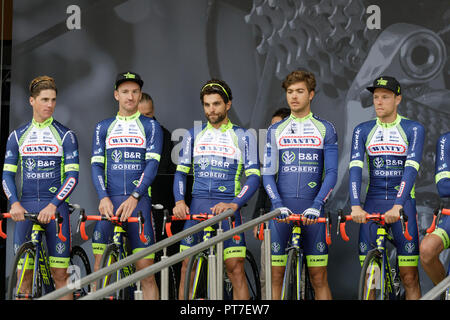 Chartres, Francia. 07 ott 2018. Team Wanty all'inizio della Parigi - Tours 2018 cycle race. L'ultima importante manifestazione ciclistica dell'anno a Chartres, in Francia. Credito: Julian Elliott/Alamy Live News Foto Stock