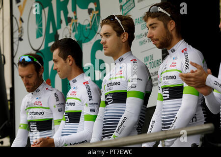 Chartres, Francia. 07 ott 2018. Team - Fortuneo Samsic all'inizio della Parigi - Tours 2018 cycle race. L'ultima importante manifestazione ciclistica dell'anno a Chartres, in Francia. Credito: Julian Elliott/Alamy Live News Foto Stock