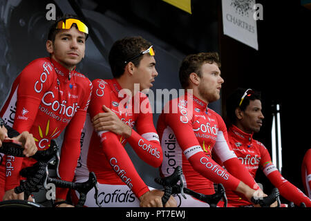 Chartres, Francia. 07 ott 2018. I piloti del Team Cofidis all'inizio della Parigi - Tours 2018 cycle race. L'ultima importante manifestazione ciclistica dell'anno a Chartres, in Francia. Credito: Julian Elliott/Alamy Live News Foto Stock