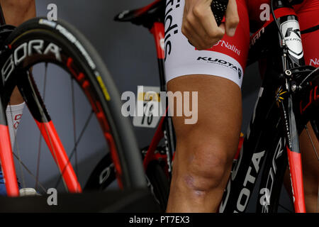 Chartres, Francia. 07 ott 2018. I piloti del Team Cofidis all'inizio della Parigi - Tours 2018 cycle race. L'ultima importante manifestazione ciclistica dell'anno a Chartres, in Francia. Credito: Julian Elliott/Alamy Live News Foto Stock