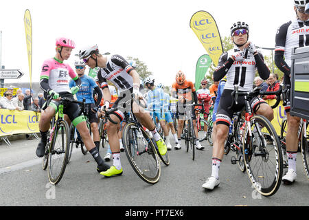 Chartres, Francia. 07 ott 2018. I piloti al via della Parigi - Tours 2018 cycle race. L'ultima importante manifestazione ciclistica dell'anno a Chartres, in Francia. Credito: Julian Elliott/Alamy Live News Foto Stock