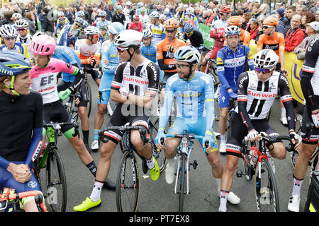 Chartres, Francia. 07 ott 2018. I piloti al via della Parigi - Tours 2018 cycle race. L'ultima importante manifestazione ciclistica dell'anno a Chartres, in Francia. Credito: Julian Elliott/Alamy Live News Foto Stock