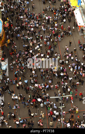 Monaco di Baviera. 07 ott 2018. 07 ottobre 2018, Germania, Monaco di Baviera: i visitatori possono essere visto dalla ruota panoramica Ferris al Oktoberfest l'ultimo giorno del Wiesn. Il più grande festival folk del mondo dura dal 22 settembre al 07 ottobre 2018. Credito: Felix Hörhager/dpa/Alamy Live News Foto Stock