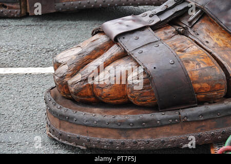 Liverpool, Regno Unito. Il 7 ottobre 2018. Finale per il giorno 3 del Royal De Luxe spettacolare gigante, chiusura del big Giant's piedi e sandalo.Credit: Ken Biggs/Alamy Live News. Foto Stock