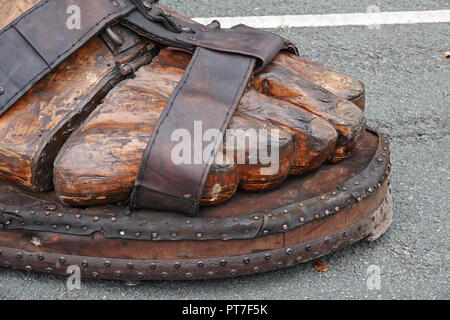 Liverpool, Regno Unito. Il 7 ottobre 2018. Finale per il giorno 3 del Royal De Luxe spettacolare gigante, chiusura del big Giant's piedi e sandalo.Credit: Ken Biggs/Alamy Live News. Foto Stock