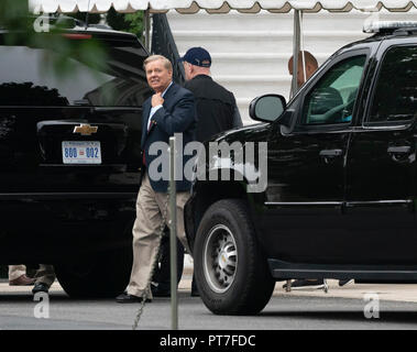 Washington, Stati Uniti d'America. 07 ott 2018. Il senatore Lindsey Graham(R-SC) schede la per il giro della Papamobile con il Presidente degli Stati Uniti, Trump per andare a giocare a golf Trump National Goff Corso in sterline Virginia, 7 ottobre 2018. Credito: Chris Kleponis/Piscina via CNP | Utilizzo di credito in tutto il mondo: dpa/Alamy Live News Foto Stock