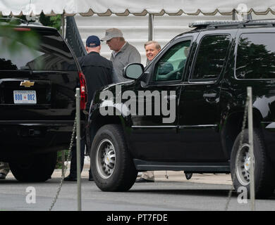 Washington, Stati Uniti d'America. 07 ott 2018. Il Presidente degli Stati Uniti, Trump tavole suo corteo di automobili per andare golf con il senatore Lindsey Graham(R-SC) al Trump National Goff Corso in sterline Virginia, 7 ottobre 2018. Credito: Chris Kleponis/Piscina via CNP | Utilizzo di credito in tutto il mondo: dpa/Alamy Live News Foto Stock