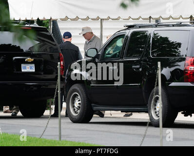 Washington, Stati Uniti d'America. 07 ott 2018. Il Presidente degli Stati Uniti, Trump tavole suo corteo di automobili per andare golf con il senatore Lindsey Graham(R-SC) al Trump National Goff Corso in sterline Virginia, 7 ottobre 2018. Credito: Chris Kleponis/Piscina via CNP | Utilizzo di credito in tutto il mondo: dpa/Alamy Live News Foto Stock