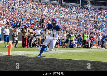 Charlotte, North Carolina, Stati Uniti d'America. Il 7 ottobre, 2018. New York Giants running back Saquon Barkley (26) punteggi un touchdown presso la Bank of America Stadium di Charlotte, NC. Carolina Panthers piombo 20 a 13 a metà tempo su New York Giants. Credito: Jason Walle/ZUMA filo/Alamy Live News Foto Stock