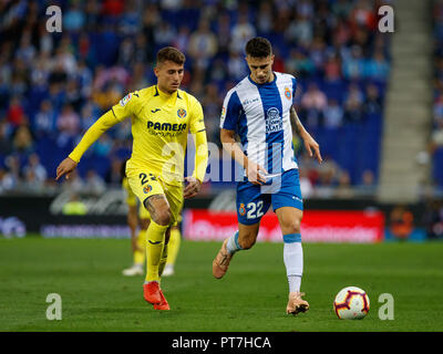 Barcellona, Spagna. 7 Ott 2018. Mario Hermoso, giocatore del RCD Espanyol in azione con Raba, giocatore del Villarreal CF durante il 2018/2019 LaLiga Santander Round 8 gioco tra RCD Espanyol e Villarreal CF a stadio RCD il 7 ottobre 2018 a Barcellona, Spagna. Credito: UKKO Immagini/Alamy Live News Foto Stock