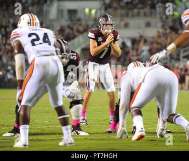 Starkville, MS, STATI UNITI D'AMERICA. 06 ott 2018. La Mississippi State quarterback, NICK FITZGERALD (7) si prepara a prendere lo snap, durante il NCAA Football gioco tra la Auburn Tigers e la Mississippi State Bulldogs a Davis Wade Stadium di Starkville. La Mississippi State sconfitto Auburn, 23-9. Kevin Langley/CSM/Alamy Live News Foto Stock