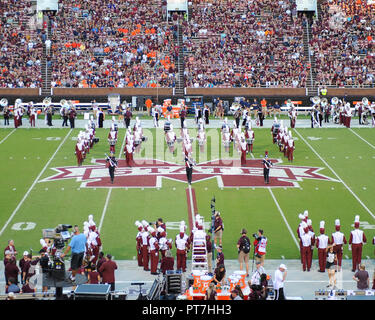 Starkville, MS, STATI UNITI D'AMERICA. 06 ott 2018. La Mississippi State Marching Band, prima della NCAA Football gioco tra la Auburn Tigers e la Mississippi State Bulldogs a Davis Wade Stadium di Starkville. La Mississippi State sconfitto Auburn, 23-9. Kevin Langley/CSM/Alamy Live News Foto Stock