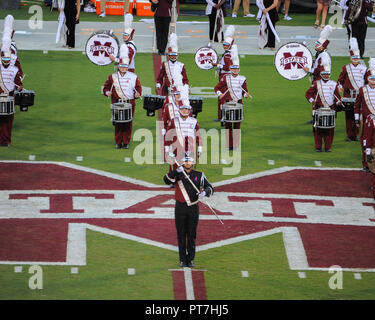 Starkville, MS, STATI UNITI D'AMERICA. 06 ott 2018. La Mississippi State Marching Band, prima della NCAA Football gioco tra la Auburn Tigers e la Mississippi State Bulldogs a Davis Wade Stadium di Starkville. La Mississippi State sconfitto Auburn, 23-9. Kevin Langley/CSM/Alamy Live News Foto Stock