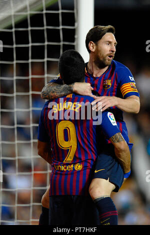 Valencia, Spagna. 7 Ott 2018. Leo Messi festeggia dopo aver segnato il suo lati primo obiettivo durante la settimana 8 della Liga match tra Valencia CF e FC Barcellona al Mestalla stadio a Valencia in Spagna il 7 ottobre 2018. Credito: José Bretón/Alamy Live News Foto Stock