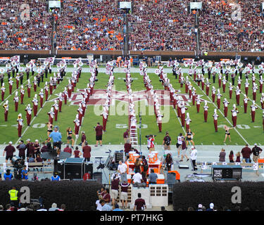 Starkville, MS, STATI UNITI D'AMERICA. 06 ott 2018. La Mississippi State Marching Band, prima della NCAA Football gioco tra la Auburn Tigers e la Mississippi State Bulldogs a Davis Wade Stadium di Starkville. La Mississippi State sconfitto Auburn, 23-9. Kevin Langley/CSM/Alamy Live News Foto Stock