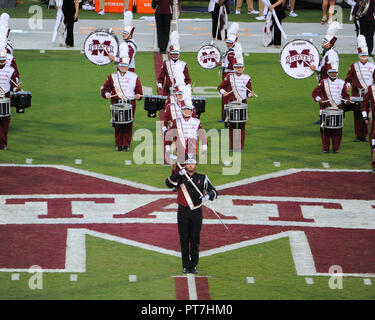 Starkville, MS, STATI UNITI D'AMERICA. 06 ott 2018. La Mississippi State Marching Band, prima della NCAA Football gioco tra la Auburn Tigers e la Mississippi State Bulldogs a Davis Wade Stadium di Starkville. La Mississippi State sconfitto Auburn, 23-9. Kevin Langley/CSM/Alamy Live News Foto Stock