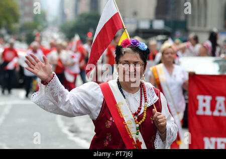 New York, Stati Uniti d'America. 7 Ott 2018. Ottobre 7, 2018; New York City: migliaia di polacco-americano ha partecipato sulla 81th Pulaski annuale parata del giorno sulla Fifth Avenue a New York City. Credito: Ryan Rahman/Alamy Live News Foto Stock