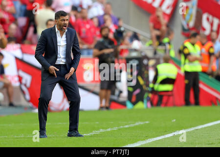 Lisbona, Portogallo Portogallo. Il 7 ottobre, 2018. Sérgio ConceiçÃ£o di FC Porto visto in azione durante il campionato NN. 2018/19 partita di calcio tra SL Benfica vs FC Porto. Credito: David Martins SOPA/images/ZUMA filo/Alamy Live News Foto Stock