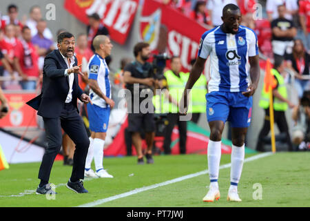 Lisbona, Portogallo Portogallo. Il 7 ottobre, 2018. Sérgio ConceiçÃ£o di FC Porto visto in azione durante il campionato NN. 2018/19 partita di calcio tra SL Benfica vs FC Porto. Credito: David Martins SOPA/images/ZUMA filo/Alamy Live News Foto Stock