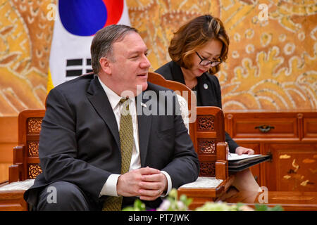 Stati Uniti Il segretario di Stato Mike Pompeo nel corso di un incontro bilaterale con il Presidente sud coreano Moon Jae-in presso il Blue House Ottobre 7, 2018 a Seul, in Corea del Sud. Pompeo arrestato in Corea a breve alleati a seguito di un giro di incontri in Corea del Nord. Foto Stock