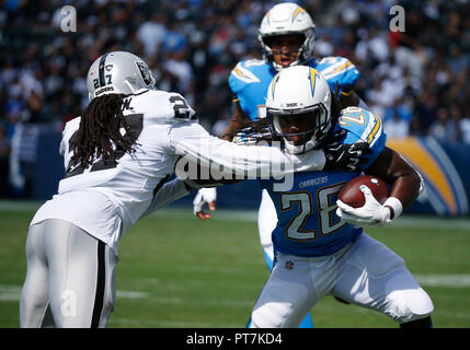 Los Angeles, Stati Uniti d'America. Ottobre 07, 2018 Los Angeles Chargers running back Melvin Gordon (28) porta la palla come Oakland Raiders libero di sicurezza Reggie Nelson (27) rende il affrontare durante la partita di calcio tra la Oakland Raiders e il Los Angeles Chargers presso il Centro StubHub a Carson, California. Charles Baus/CSM Credito: Cal Sport Media/Alamy Live News Foto Stock