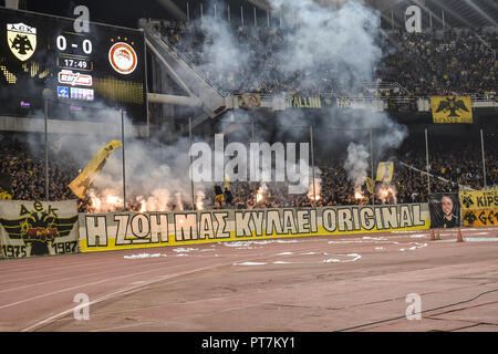 Atene, Grecia, Grecia. Il 7 ottobre, 2018. AEK ventilatori visto in azione durante il greco Super League Soccer Match allo stadio Olimpico. Credito: Dimitris Lampropoulos SOPA/images/ZUMA filo/Alamy Live News Foto Stock