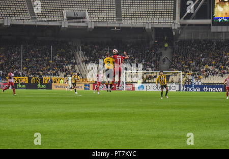 Atene, Grecia, Grecia. Il 7 ottobre, 2018. AEK Atene' TMichalis Bakakis, con Lazaros Christodoulopoulos visto in azione durante il greco Super League Soccer Match allo stadio Olimpico. Credito: Dimitris Lampropoulos SOPA/images/ZUMA filo/Alamy Live News Foto Stock