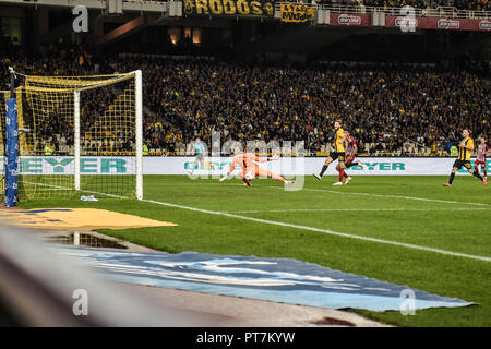 Atene, Grecia, Grecia. Il 7 ottobre, 2018. Olympiakos' Ahmed Hassan, visto in azione durante il greco Super League Soccer Match allo stadio Olimpico. Credito: Dimitris Lampropoulos SOPA/images/ZUMA filo/Alamy Live News Foto Stock