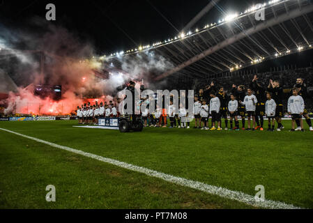 Atene, Grecia, Grecia. Il 7 ottobre, 2018. I giocatori sono visti allineando per il Greco Super League Soccer Match allo stadio Olimpico. Credito: Dimitris Lampropoulos SOPA/images/ZUMA filo/Alamy Live News Foto Stock