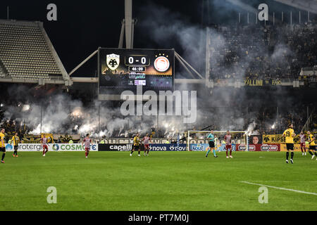 Atene, Grecia, Grecia. Il 7 ottobre, 2018. AEK vs Olympiakos, punteggi visto sul bordo durante il Greek Super League Soccer Match allo stadio Olimpico. Credito: Dimitris Lampropoulos SOPA/images/ZUMA filo/Alamy Live News Foto Stock